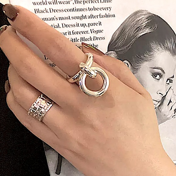 STERLING SILVER INTERLOCKING CIRCLE CHARM MINIMALIST RING - Picture 4 of 7